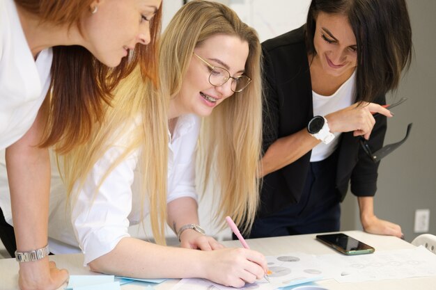 Vrouwen werken in een team Teambuilding