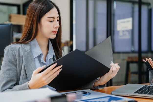 Vrouwen werken op laptop op tafel op kantoor met informatiedocumenten