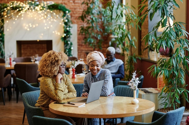 Vrouwen werken samen in café