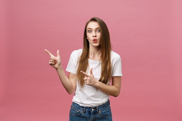 Vrouwen wijzende vinger op camera en toothy glimlachen.