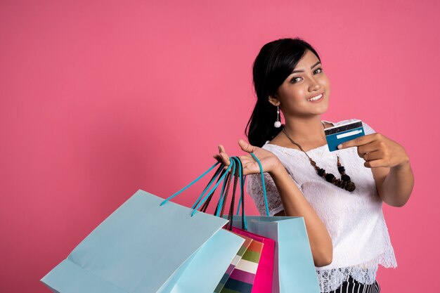 Vrouwen winkelen in de zomer met een creditcard