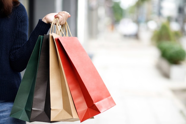 Vrouwen winkelen in het winkelcentrum