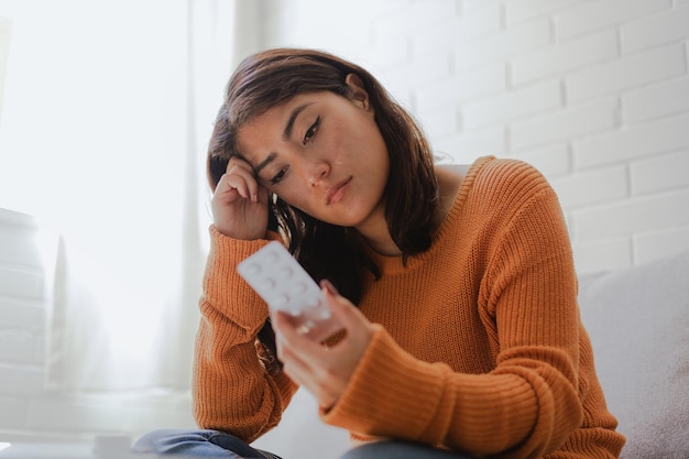 Foto vrouwen zelfmediceren thuis, lezen medicatie-instructies, medische zorg thuis