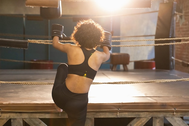 Vrouwen zelfverdediging afrikaanse vechter die zich voorbereidt op een wedstrijdgevecht en naar de boksring gaat