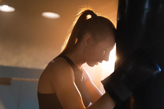 Vrouwen zelfverdediging meisje kracht sterke vrouw vechter rust na gevechtstraining op boksring stron