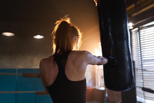 Vrouwen zelfverdediging meisje kracht sterke vrouw vechter training stoten op boksring gezonde sterke gi