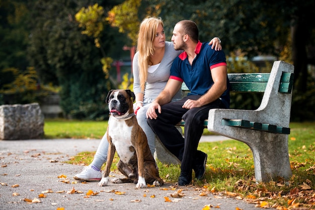 Vrouwen zitten buiten met haar hond Duitse bokser