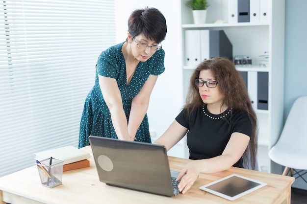 Vrouwen zitten en discussiëren over ideeën op de