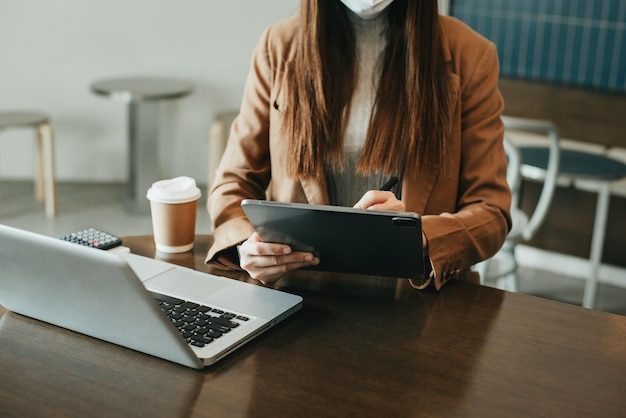 Vrouwen zitten informatie te zoeken aan de balie