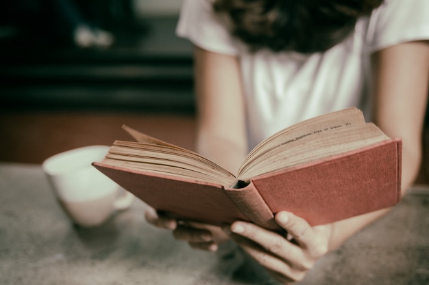 Foto vrouwen zitten te lezen