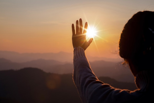 Vrouwenaanbidding bij zonsondergang