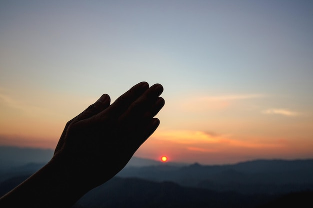 Vrouwenaanbidding bij zonsondergang