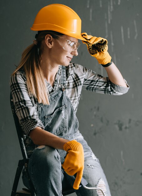 Foto vrouwenarbeider in bouwvakker