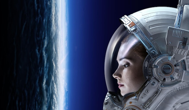 Vrouwenastronaut bij ruimtewandeling op planeetbaan.
