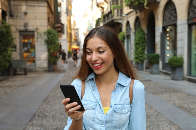 Vrouwenberichten op de slimme telefoon in Milaan in Italië