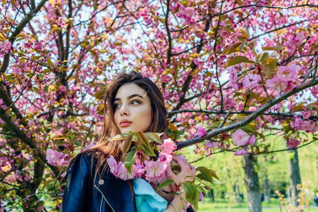 Vrouwendag met meisje in roze kersenbloesem. womens dag vakantie met meisje in sakura.