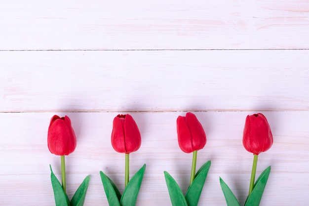 Vrouwendag, moederdag, Valentijnsdag concept Rode tulpen boeket en een geschenk