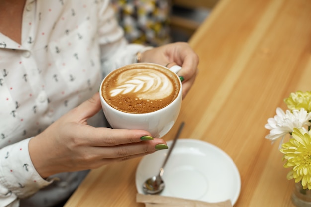 Vrouwendiner met cheessecake en koffie bij restaurant