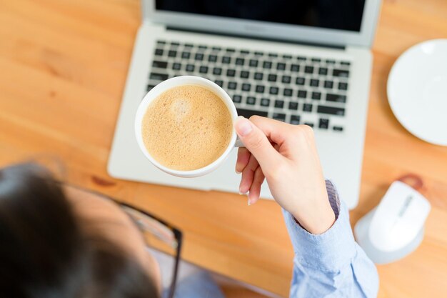 Vrouwendrankje koffie op bureau