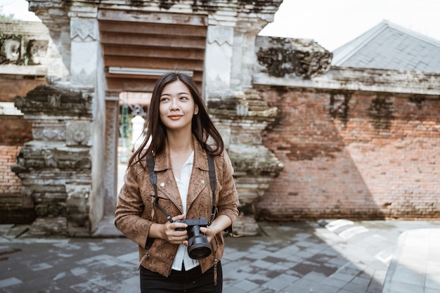 Vrouwenfotograaf die beeld nemen die camera met behulp van