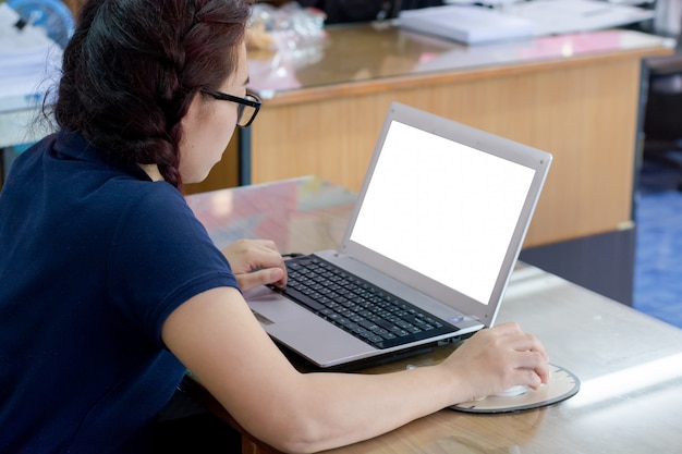 Vrouwengebruik van de laptopcomputer en draadloze muis, surfen op internet of het vinden van werk