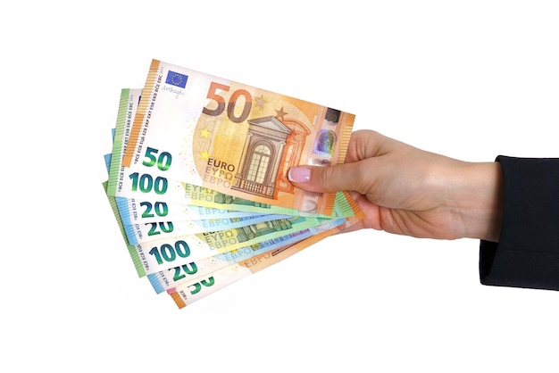 Vrouwenhand die euro contant geld houden dat op witte achtergrond wordt geïsoleerd