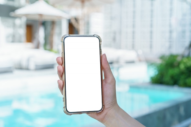 Vrouwenhand die het lege witte zwembad van de het scherm mobiele telefoon houden.