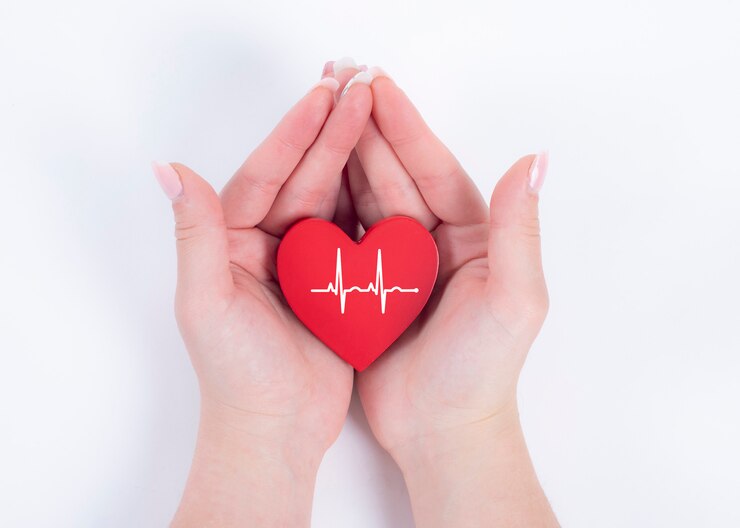 Vrouwenhand die rood hart, hartslag houden. Gezondheid concept