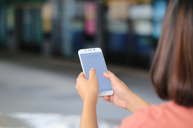 Vrouwenhand die slimme telefoon houden