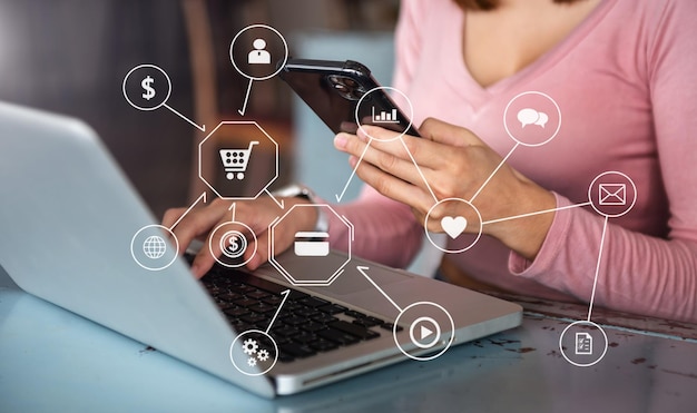 Vrouwenhand die tabletlaptop gebruiken en mobiel houden met creditcard online bankieren betaling winkelen app virtueel grafisch pictogram diagram xA