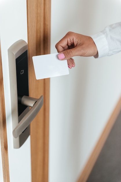 Foto vrouwenhand die zeer belangrijke kaart opnemen in elektronisch slot