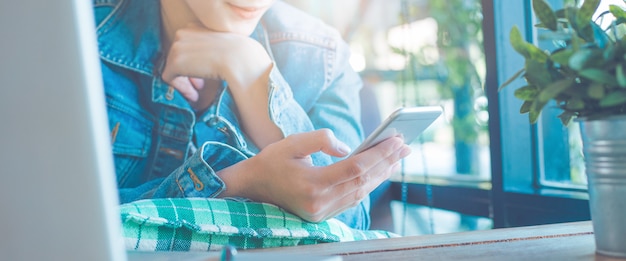 Vrouwenhand gebruikt mobiele telefoons