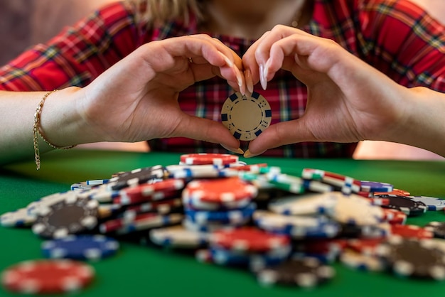 Vrouwenhand pakt pokerfiches van een stapel aan een ronde pokertafel riskante weddenschappen in poker een vrouw speelt een mannenspel