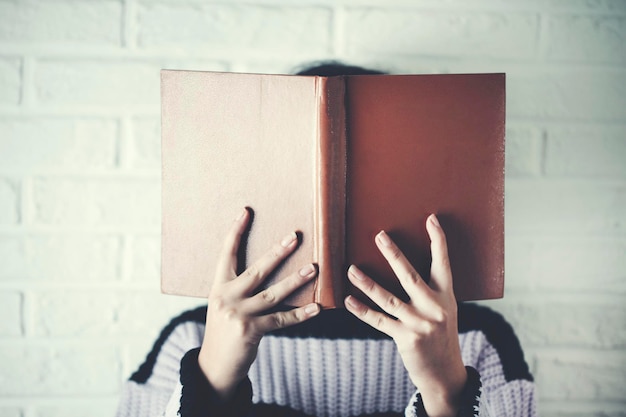 Vrouwenhandboek op gezicht