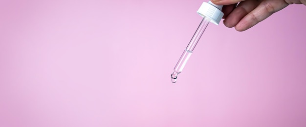 Vrouwenhanddruppelbuis om water of serum te laten vallen Cosmetische pipet met druppels olie