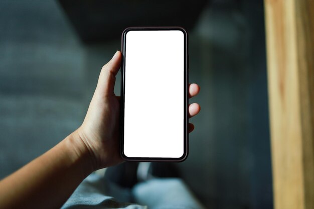 Vrouwenhanden die de slimme telefoon van het de ruimtescherm van de celtelefoon leeg exemplaar met technologieconcept houden