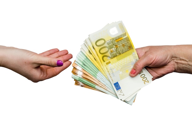 Vrouwenhanden die eurobankbiljetten nemen en geven