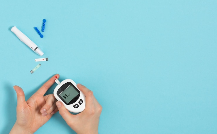 Foto vrouwenhanden die glucometer op vinger gebruiken om bloedsuikerspiegel te controleren