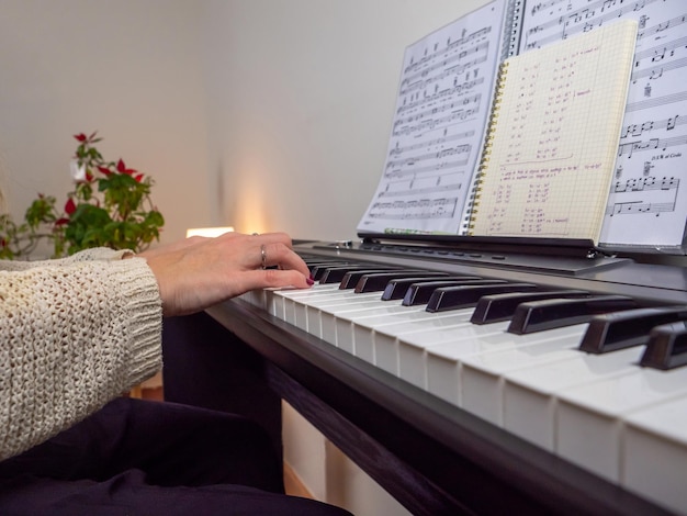 Vrouwenhanden die piano spelen