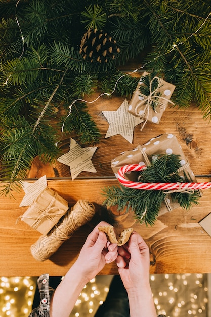 Vrouwenhanden die voor kerstmis voorbereidingen treffen