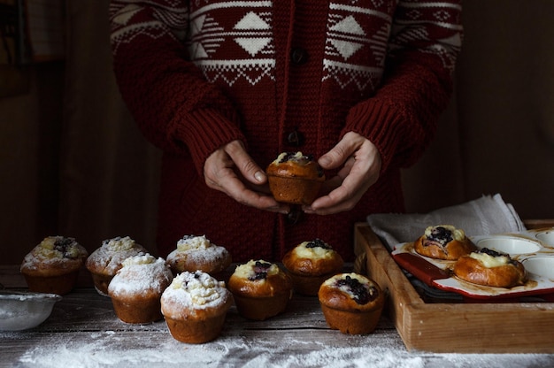 Vrouwenhanden houden een heerlijke verrukkelijke cupcake vast