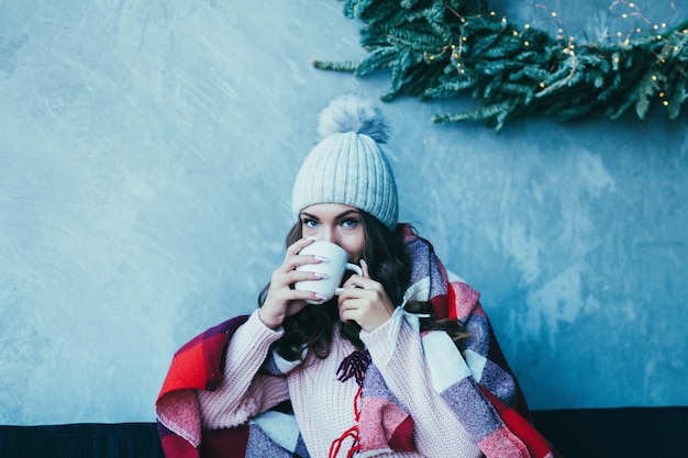 Foto vrouwenhanden houden een hete mok koffie