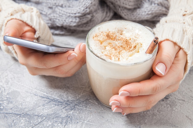 Vrouwenhanden met een latte