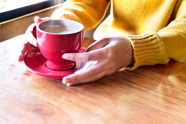 Vrouwenhanden met koffiekop