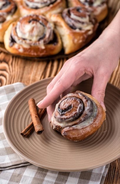 Vrouwenhanden nemen een broodje