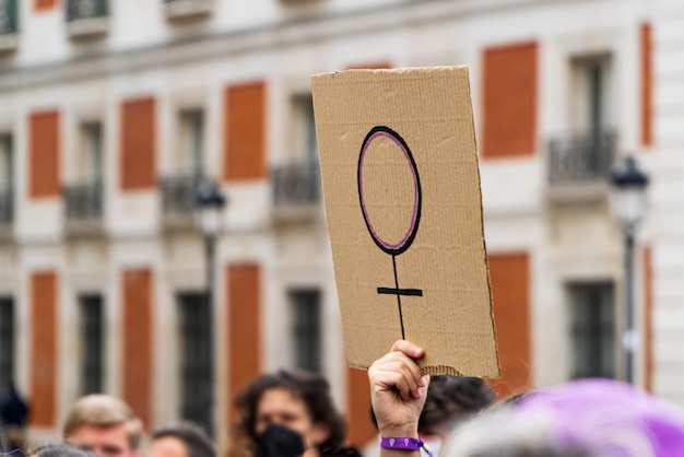 Foto vrouwenhanden ondersteunen feministisch symboolbordje op 8 m-demonstratie