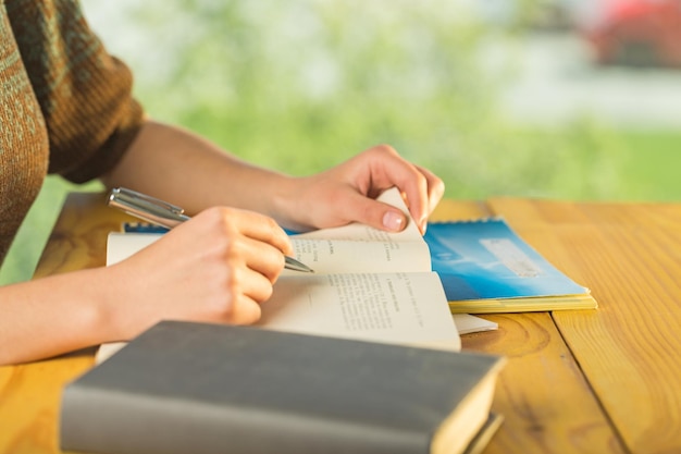 Vrouwenhanden schrijven op notitieboekje