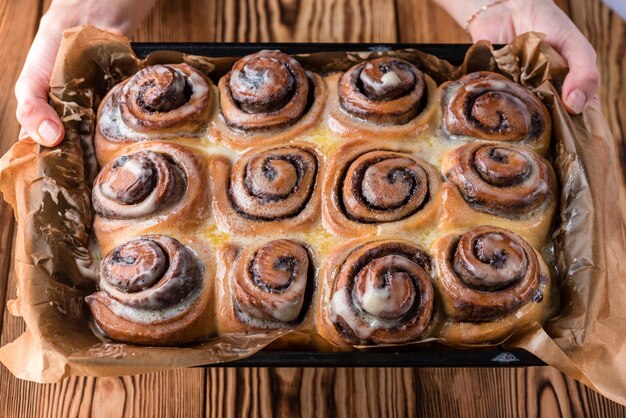 Vrouwenhanden serveren broodjes op een dienblad