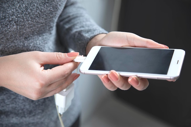 Vrouwenhandtelefoon met USB-kabel