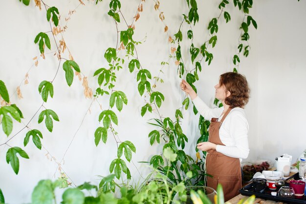 Vrouwenhobby. Meisje nerd bloemist die voor planten zorgt